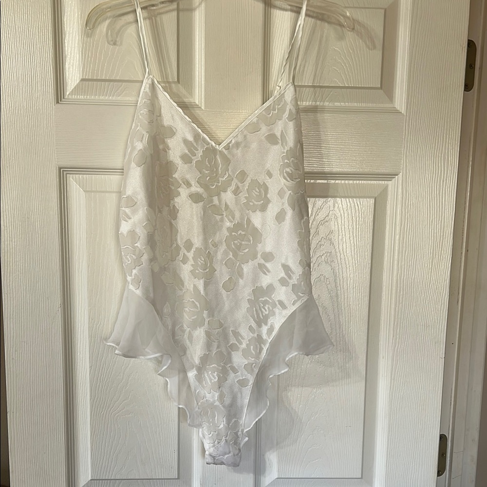 Victoria’s Secret Elegant White Floral Lace Teddy - Picture 3 of 8